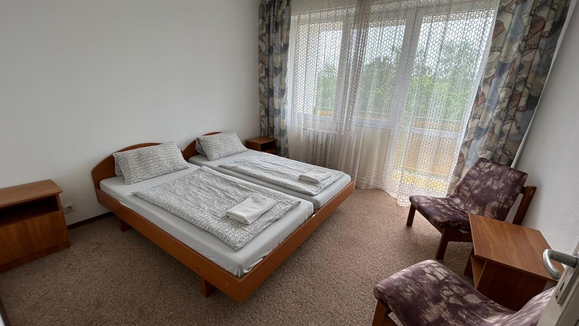 Aranypart Hostel Шиофок Экстерьер фото