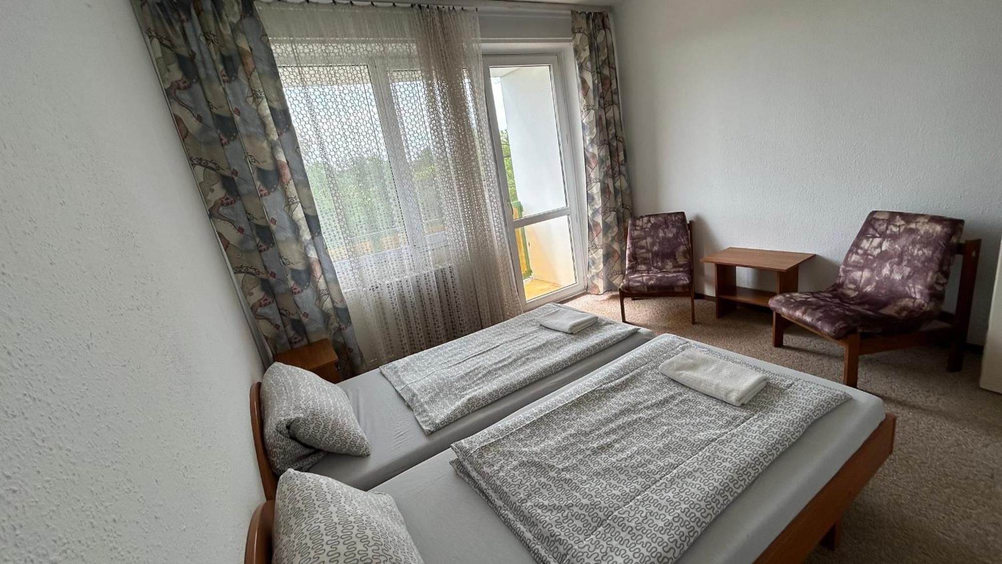 Aranypart Hostel Шиофок Экстерьер фото